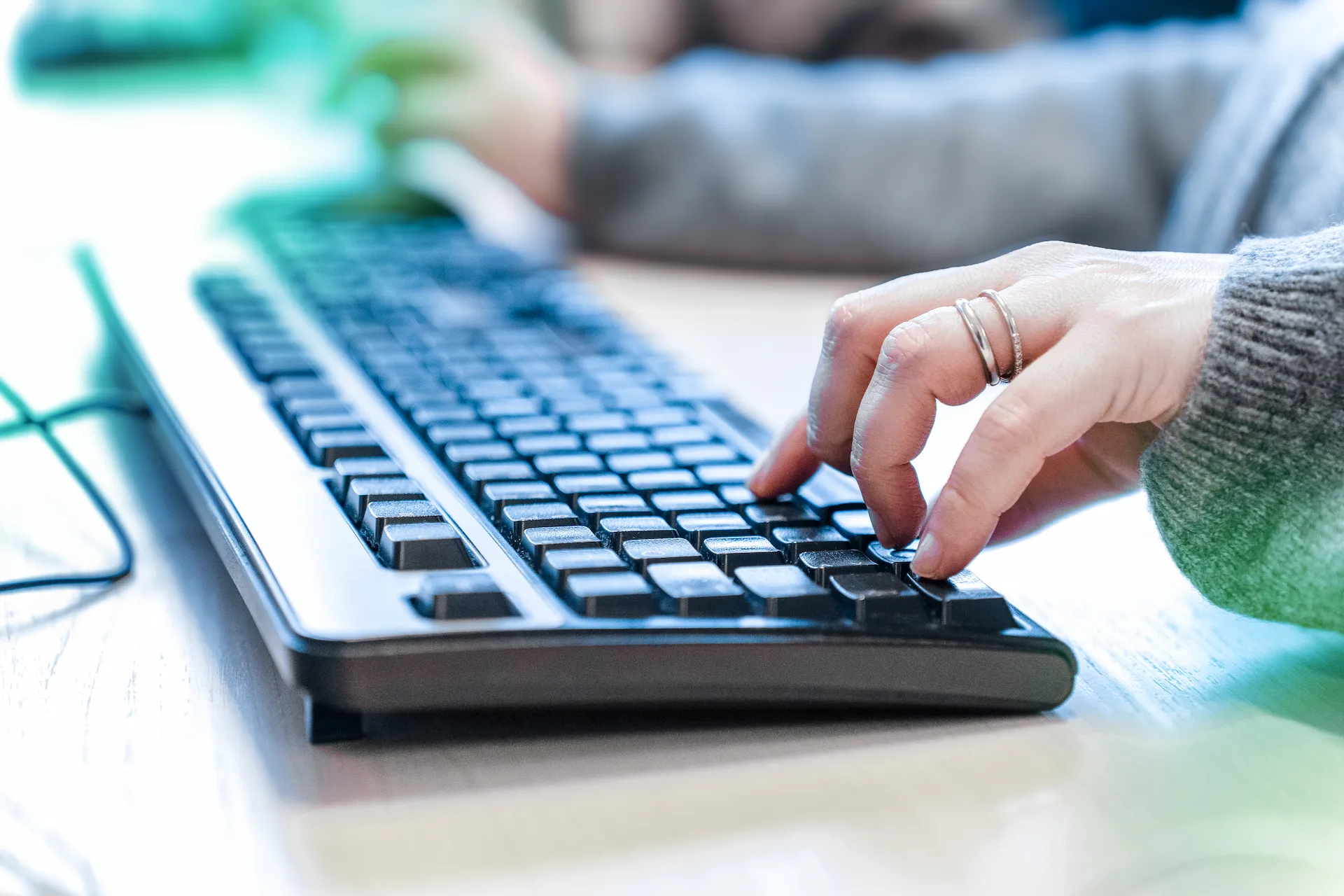 Grafica informativa del bando di Winet, con testo sovrapposto e design moderno che evidenzia le modalità di partecipazione e i requisiti richiesti.