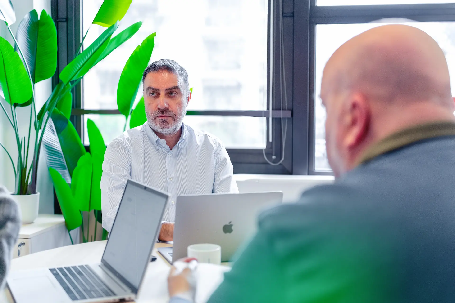 Professionisti di Winet riuniti in un meeting di ricerca e sviluppo (R&D), mentre discutono strategie innovative per nuovi progetti software.