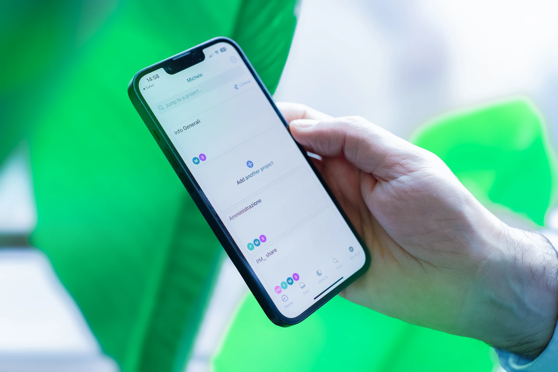 Mano che regge uno smartphone con una management application, integrata con funzionalità di IT application management, ottimizzata per la search intent.