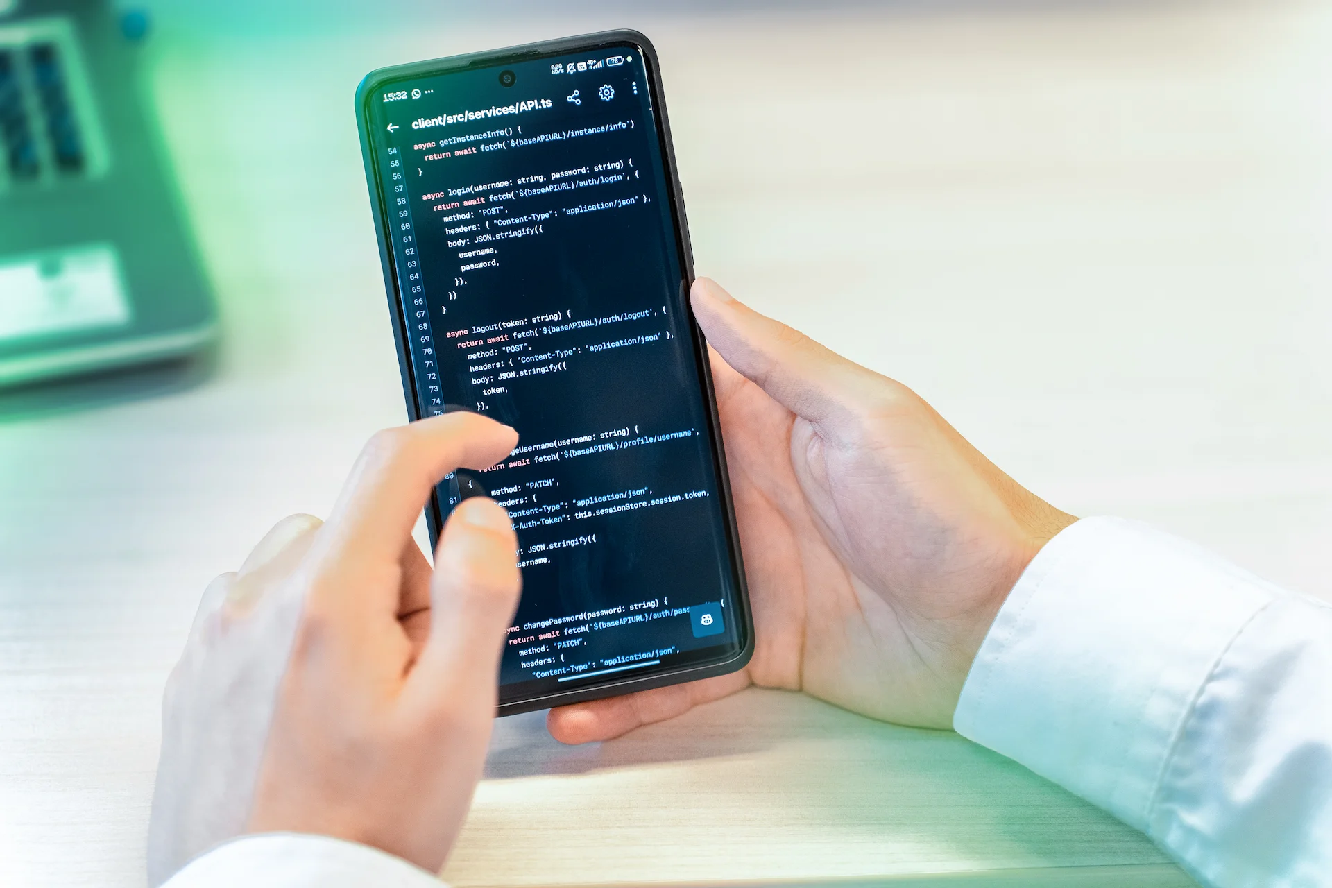Persona che interagisce con il codice di una management application su smartphone, sfruttando soluzioni di IT application management per rispondere alla search intent.
