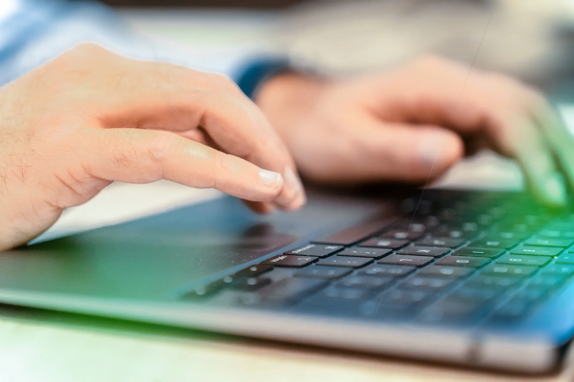 Collaboratore di Winet concentrato al laptop, impegnato nello sviluppo di un progetto software per Williams, con codice visibile sullo schermo che evidenzia l’attenzione al dettaglio.