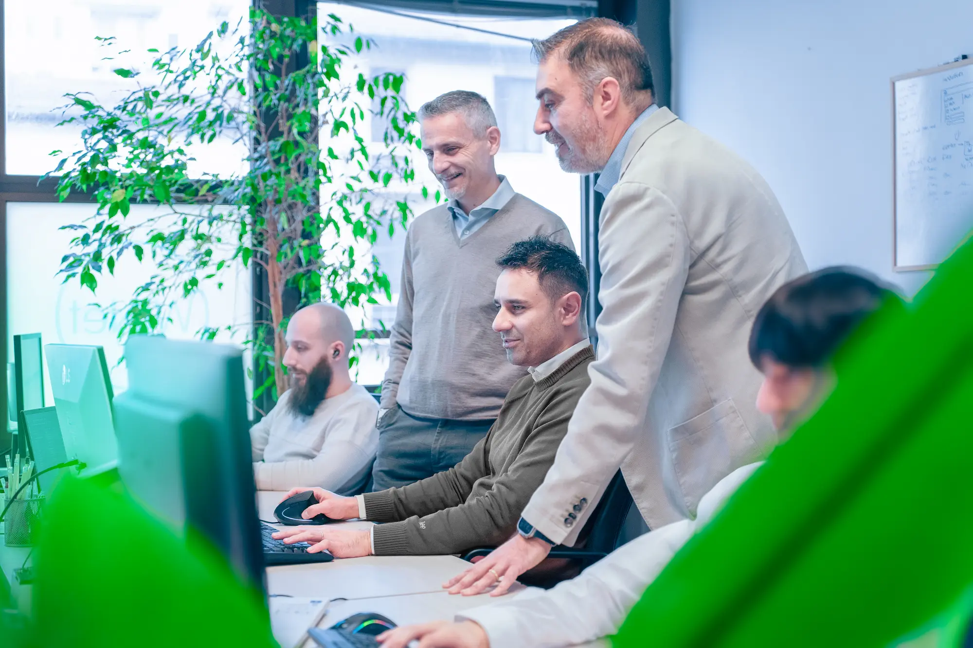 Team di Winet in ambiente open space, riuniti e collaborativi nella progettazione e realizzazione di soluzioni software innovative per il progetto di Williams.