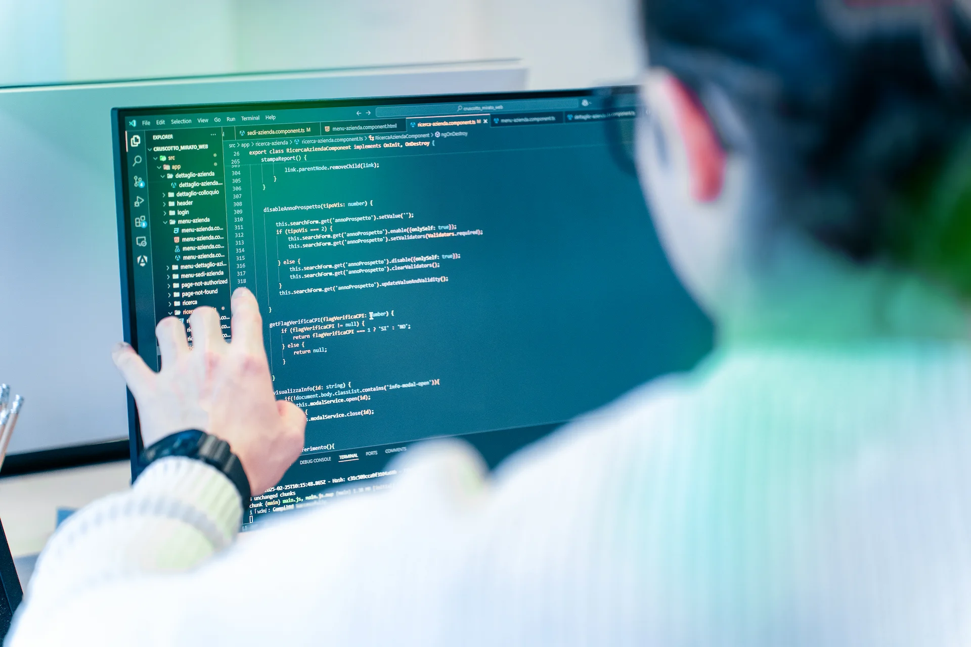 Analista che collabora alla progettazione di software gestionali, concentrato sullo sviluppo software gestionali e personalizzati e sulla realizzazione di soluzioni su misura per esigenze aziendali.