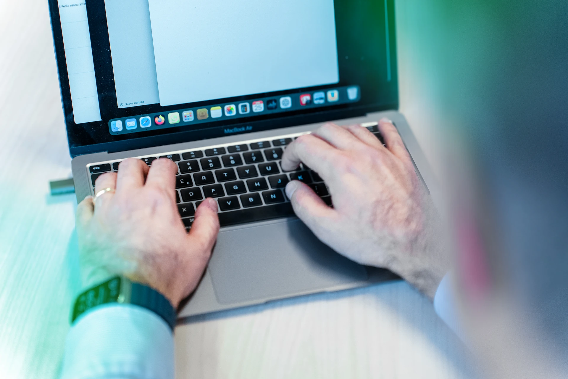 Primo piano di mani che digitano su un laptop, rappresentando un software consulting service basato su consulting software e orientato alla search intent, tipico delle software consulting companies.